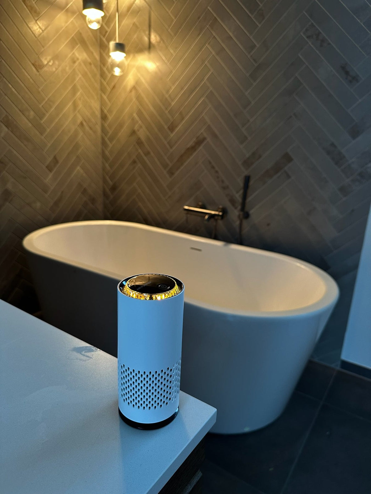 Purificateur d’air Merovale dans une salle de bain — src-gallery-03