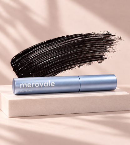 Mascara Merovale Lash Casting™, tube bleu métallisé avec texture de mascara noir